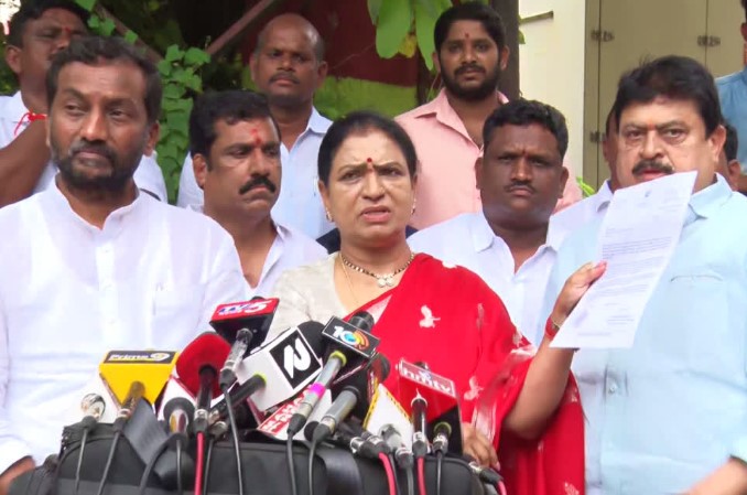 DK Aruna at Assembly : ఎమ్మెల్యే హోదా కోసం డీకే అరుణ ఆరాటం.. విన్నపాలు వినవలె!