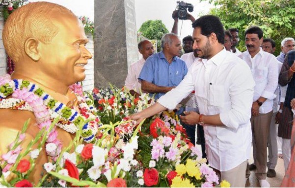 CM Jagan: నాన్నా.. మీరు లేని లోటు.. జగన్ భావోద్వేగ పోస్టు..