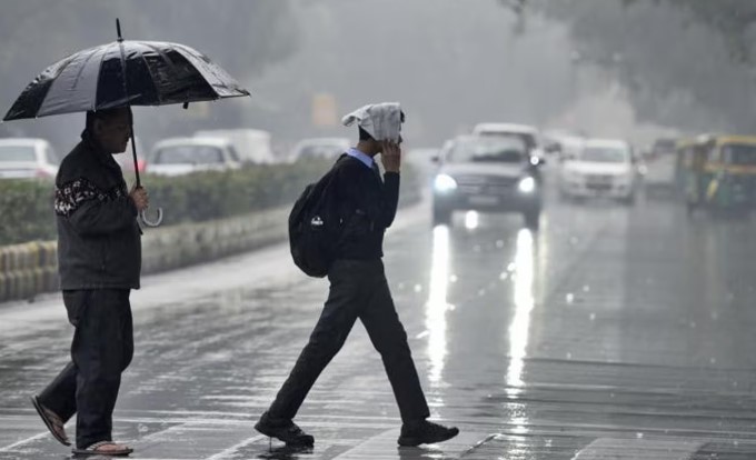 TS & AP Rains: 2 రోజులు అతిభారీ వర్షాలు.. తెలుగు రాష్ట్రాల్లో ఆరెంజ్ అలర్ట్..