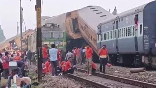 Train Derailment : యుద్ధప్రాతిపదికన ట్రాక్ పునరుద్ధరణ.. రంగంలోకి హెవీ డ్యూటీ క్రేన్స్