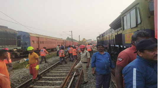 AP train accident : పలు రైళ్లు రద్దు.. హెల్ప్ లైన్ నంబర్లు ఇవే