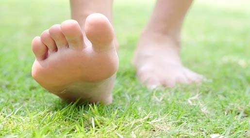 Benefits of Walking Barefoot : చెప్పులు లేకుండా నడిస్తే.. ఎన్ని ప్రయోజనాలో..!