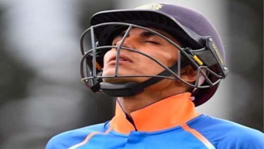 Shubman Gill  : టీం ఇండియా కు పెద్ద షాక్ .. వరల్డ్ కప్ కు దూరమైన కీ ప్లేయర్ ..