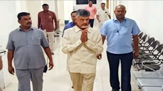 Chandrababu Eye Surgery :  చంద్రబాబుకు కంటి ఆపరేషన్ పూర్తి .. ఇంటికి చేరిన టీడీపీ అధినేత..