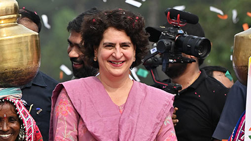 Priyanka Gandhi Madhira : బీఆర్ఎస్ నాయకులే ధనికులయ్యారు.. ప్రజల మాత్రం పేదరికంలోనే..