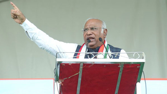 Mallikarjun kharge : మోదీ, కేసీఆర్‌ ఇద్దరూ ఒక్కటే.. కాంగ్రెస్ పేదల పక్షం : ఖర్గే