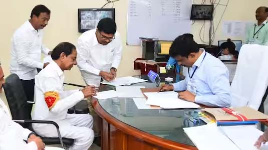 KCR Poll Affidavit : సీఎం కేసీఆర్‌కు సొంత కారు లేదు.. ఫామ్ హౌస్ ఉన్నా సెంటు భూమి లేదు..