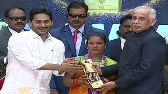 YSR Awards : వైఎస్‌ఆర్‌ లైఫ్‌ టైమ్‌ అవార్డ్స్‌.. గవర్నర్ చేతులమీదుగా అందుకున్నది వీరే..