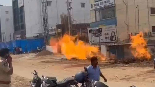 Hyderabad Gas leak : నడ్డిరోడ్డుపై ఎగిసిపడిన మంటలు.. పరుగులు తీసిన స్థానికులు.. ఇద్దరికి గాయాలు