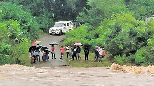 Michaung Cyclone : కోస్తాను కుదిపేసిన మిగ్‌జాం.. ప్రమాదకరంగా ప్రవహిస్తున్న వాగులు..