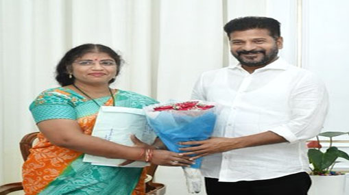 Nalini : నాడు తెలంగాణ కోసం ఉద్యోగం త్యాగం.. నేడు అధ్యాత్మికమార్గం.. సీఎంతో నళిని భేటీ..