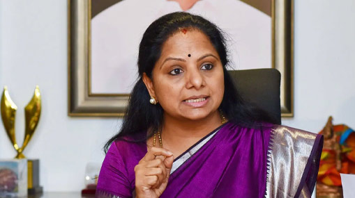 Kavitha : హిందుత్వానికి మద్దతుగా కవిత ట్వీట్లు.. కారణమిదేనా?