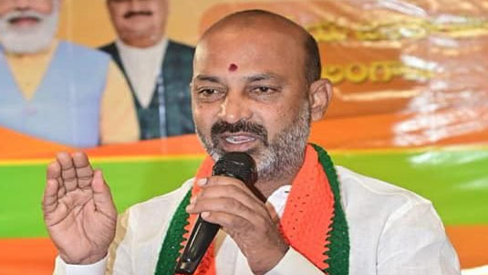 Bandi Sanjay : కేసీఆర్‌పై చర్యలు తీసుకోవాలి.. సీఎం రేవంత్ రెడ్డికి  బండి సంజయ్ లేఖ..