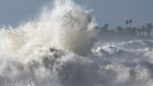 California : కాలిఫోర్నియాలో ప్రకృతిప్రకోపం.. తీరప్రాంతంలో ఎగసిపడుతున్న రాకాసి అలలు..