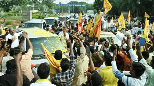 Chandrababu Naidu : బెజవాడలో భారీ బైక్‌ ర్యాలీ.. చంద్రబాబు గ్రాండ్ ఎంట్రీ..