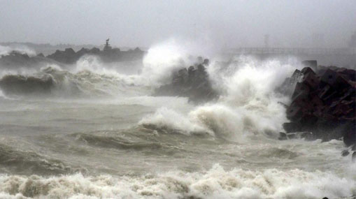 Michaung Cyclone : ముంచేసిన మిగ్‌జాం..  తుపాన్‌ ధాటికి ఏపీ అతలాకుతలం..