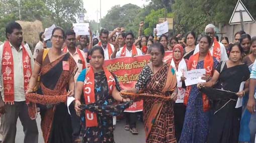 Anganwadi strike: తాళాలు పగలగొట్టిన అధికారులు.. భిక్షటన చేస్తున్న అంగన్వాడీ టీచర్లు