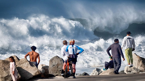 California Massive Waves: రాకాసి అలలతో కాలిఫోర్నియా బెంబేలు