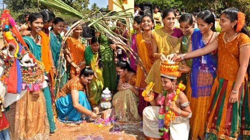 Sankranti Celebrations : పల్లె”టూర్”లో ముందే వచ్చిన సంక్రాంతి.. అట్టహాసంగా సంక్రాంతి సంబరాలు