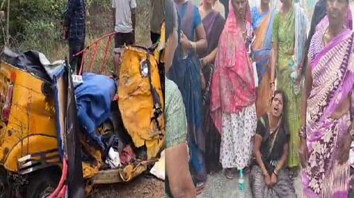 Accident : కారు- ఆటో ఢీ.. ఒకే కుటుంబంలో నలుగురు మృతి..