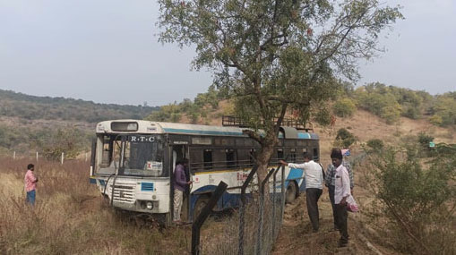 TSRTC Bus Crashed : బ్రేక్స్ ఫెయిల్.. పొదల్లోకి దూసుకెళ్లిన బస్సు..