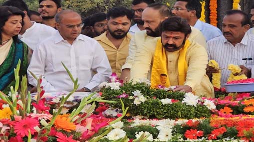 NTR : ఎన్టీఆర్ కు ఘనంగా నివాళి.. విశ్వ విఖ్యాత నటసార్వభౌముడు అంటూ ప్రశంసలు..