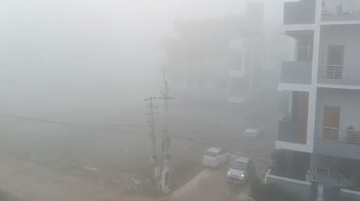 Fog : కమ్మేసిన పొగమంచు.. రవాణాకు తీవ్ర అంతరాయం..