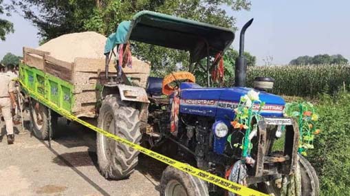 Sand Mafia : ఇసుక మాఫియా హల్ చల్.. అటవీశాఖ సిబ్బంది కారును ఢీకొట్టిన ట్రాక్టర్..