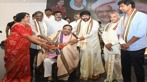 Chiranjeevi : పుస్త‌క రూపంలోకి చిరంజీవి జీవిత చరిత్ర.. రైటర్  యండమూరి..