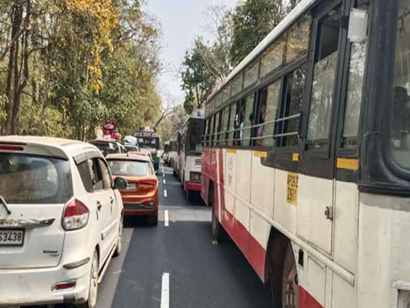 Huge Traffic Jam @ Medaram: మేడారం వైపు భారీగా ట్రాఫిక్ జామ్.. కిలోమీటర్ల మేర నిలిచిన వాహనాలు