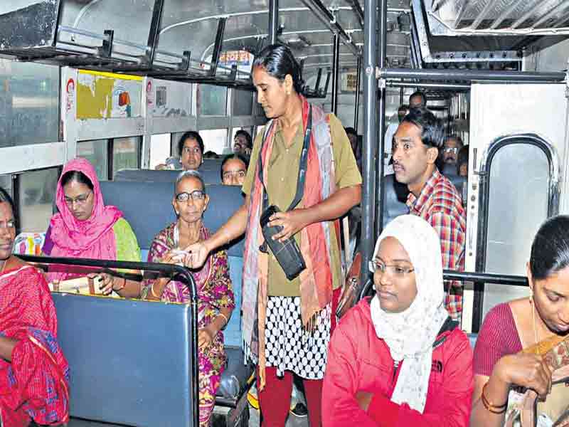 TSRTC: హైదరాబాద్ లో ఆర్టీసీని మహిళలు తెగ వాడేస్తున్నారు.. 8 కోట్లకు చేరిన జీరో టికెట్లు..!