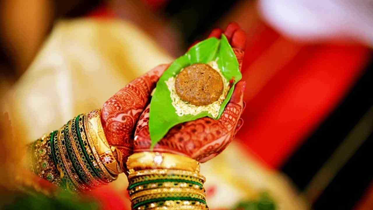 Hindu Marriage : పెళ్లిలో జీలకర్ర బెల్లం పెట్టడం వెనుక ఇంత అర్థం ఉందా..!