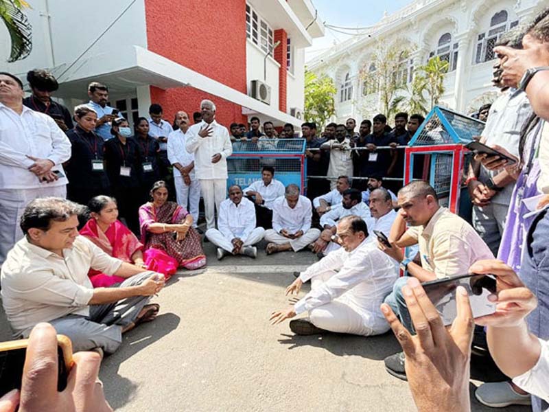 BRS MLAs Protested in Assembly: కాంగ్రెస్‌ వైఖరిపై బీఆర్‌ఎస్‌ ఎమ్మెల్యే ఆగ్రహం.. శాసనసభ ప్రాంగణంలో నిరసన..