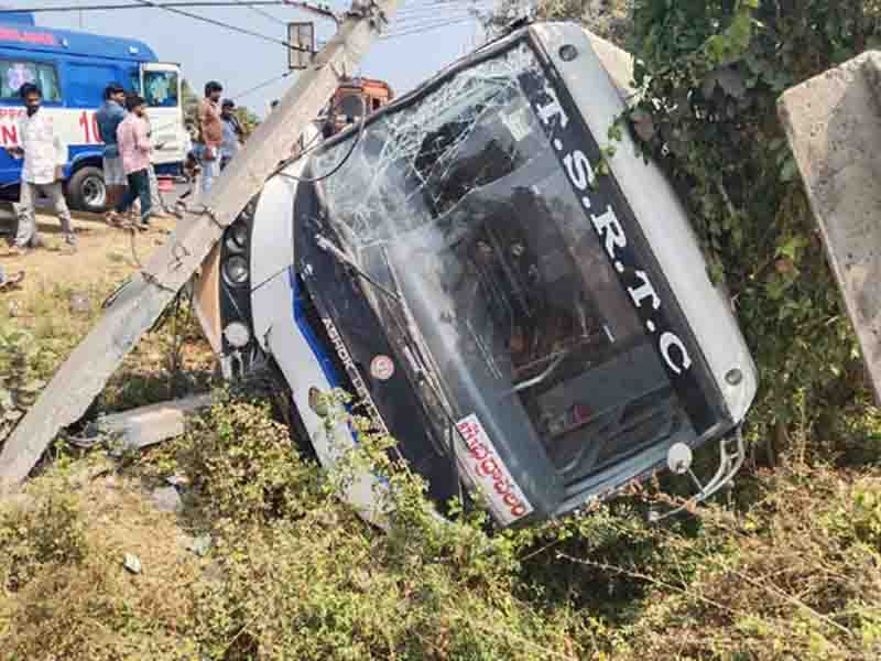 TSRTC Bus Accident: అదుపు తప్పి RTC బస్సు బోల్తా.. డ్రైవర్ చేతిలో 23 మంది ప్రాణాలు.. చివరికి