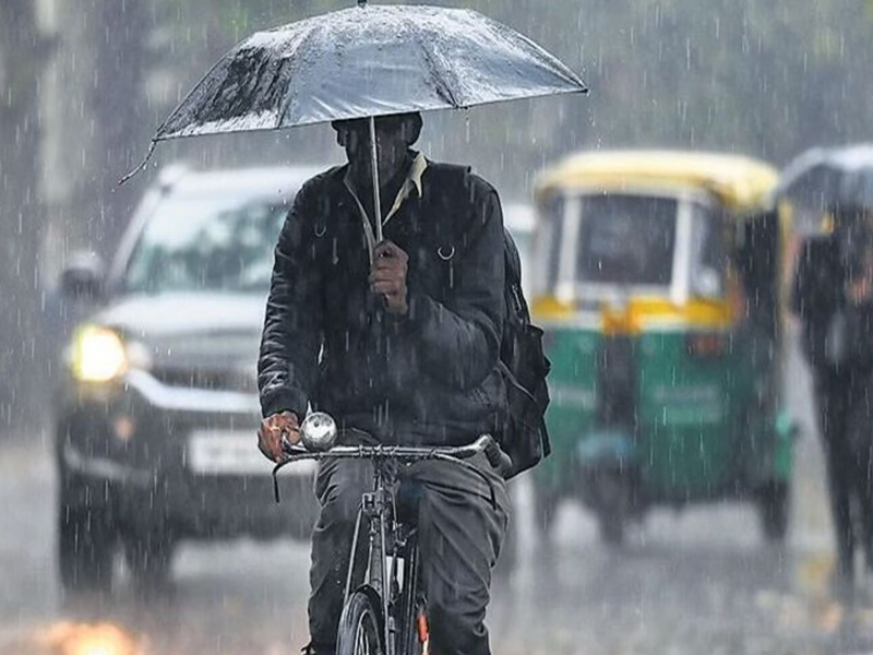 Rain in Delhi : ఢిల్లీలో వర్షం.. పడిపోయిన ఉష్ణోగ్రతలు..