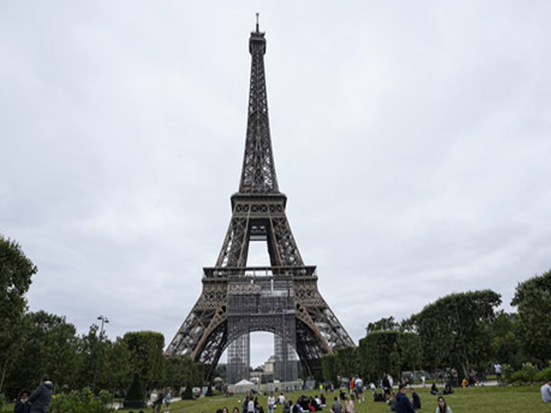 Eiffel Tower : మూతపడిన ఈఫిల్ టవర్..!