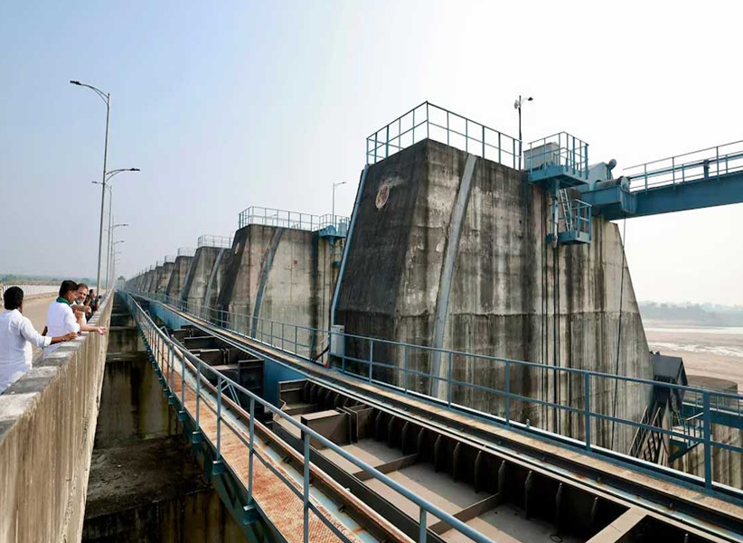 Medigadda Barrage : మేడిగడ్డపై విజిలెన్స్ రిపోర్ట్.. తప్పంతా వారిదే..