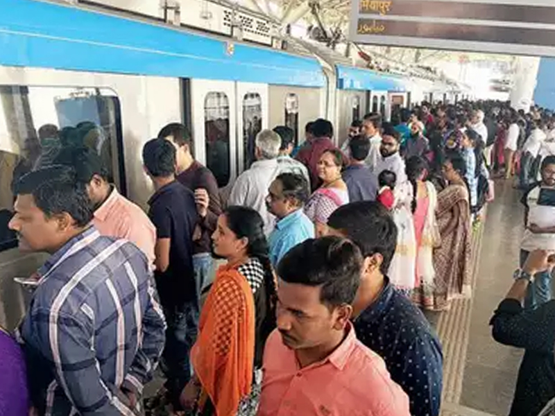 Hyderabad Metro Rail: మెట్రోలో సీటు కోసం ఫీట్లు.. ప్రయాణికులు ఏం చేస్తున్నారో తెలుసా ?