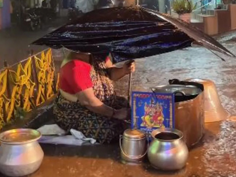 Women Sitting on Heavy Rain on Road: ఒంటరి మహిళ.. జోరు వానలో బజ్జీలు వేస్తూ.. మదిని కదిలిస్తున్న వైరల్ వీడియో