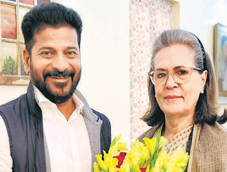 Sonia Gandhi- Revanth Reddy : సోనియాతో సీఎం రేవంత్ భేటీ.. లోక్ సభ ఎన్నికల్లో రాష్ట్రం నుంచే పోటీ చేయాలని విజ్ఞప్తి..