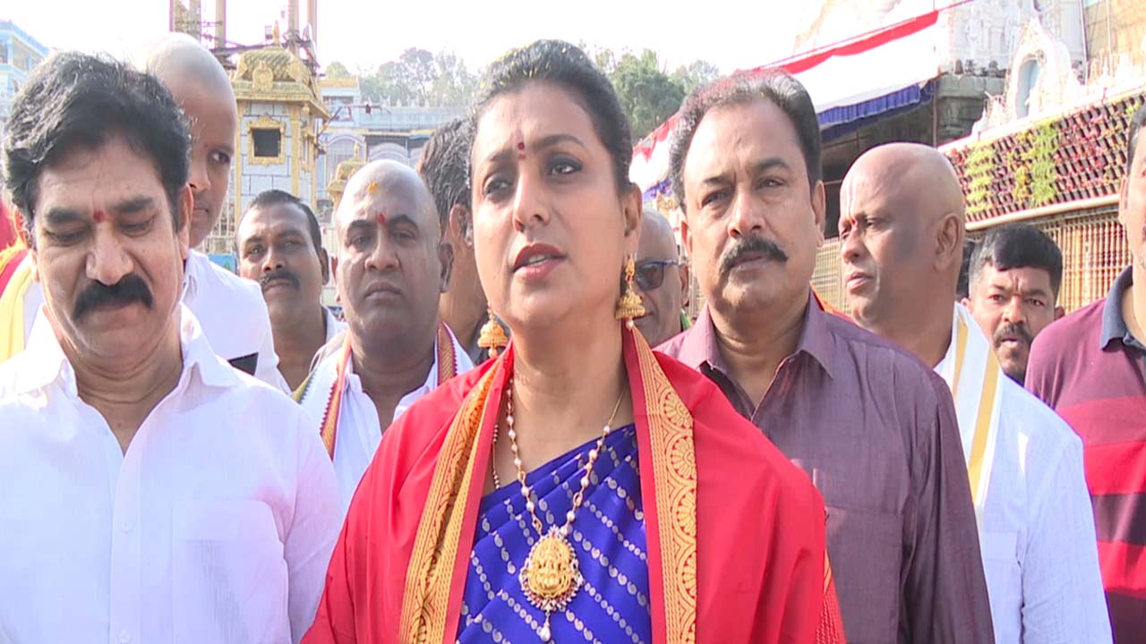 RK Roja At Tirumala : తిరుమలలో జై అమరావతి నినాదాలు.. మంత్రి రోజాకు నిరసన సెగ..