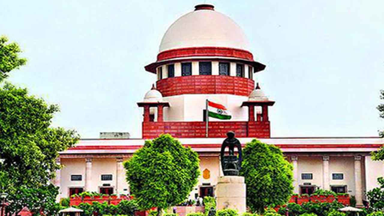 Supreme Court: సుప్రీం సంచలన తీర్పు.. 30 వారాల గర్భవిచ్ఛితికి అనుమతి..!