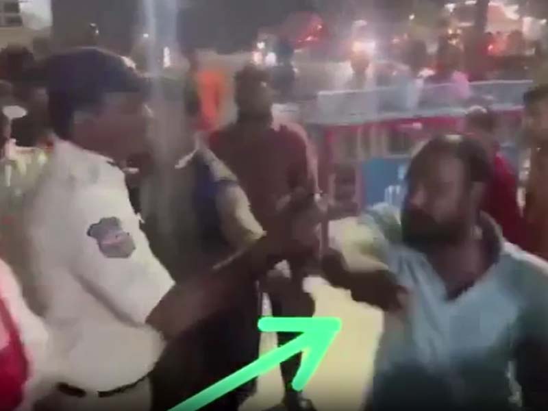 Drunken Man attacked on Police: మద్యం మత్తులో వీరంగం.. ట్రాఫిక్‌ కానిస్టేబుల్‌పై దుర్భాషలాడుతూ దాడి