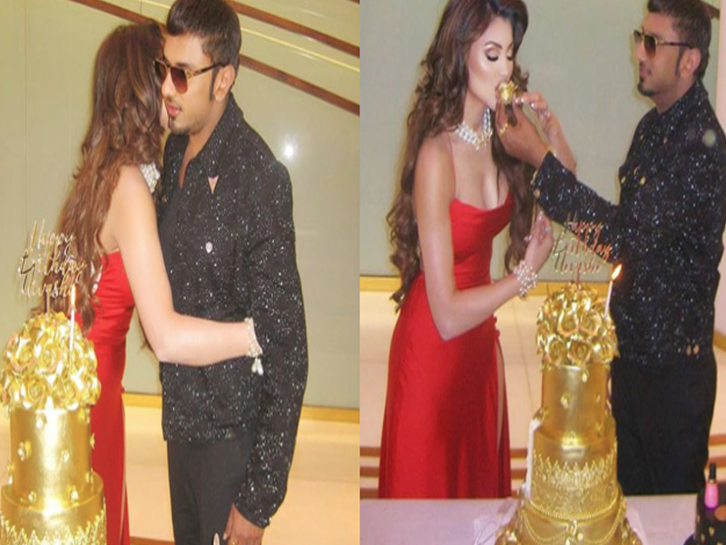 Urvashi Rautela Cuts Golden Cake: బర్త్ డే స్పెషల్.. వరల్డ్‌లోనే రిచెస్ట్ కేక్ కట్ చేసిన హీరోయిన్.. దుమ్మెత్తి పోస్తున్న నెటిజన్లు