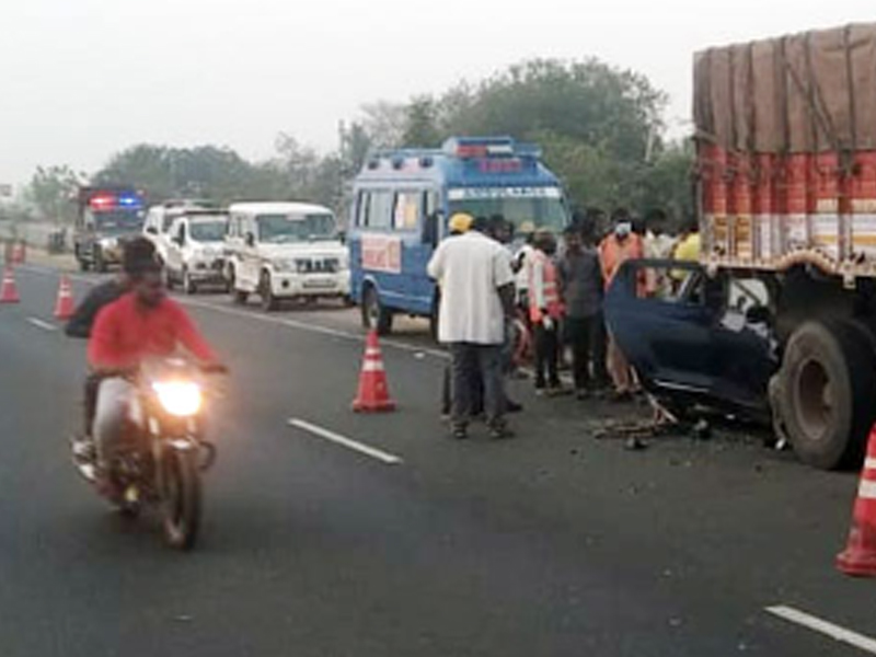 Road Accident: ఆళ్లగడ్డలో ఘోర రోడ్డు ప్రమాదం.. ఐదుగురు హైదరాబాద్ వాసుల మృతి..