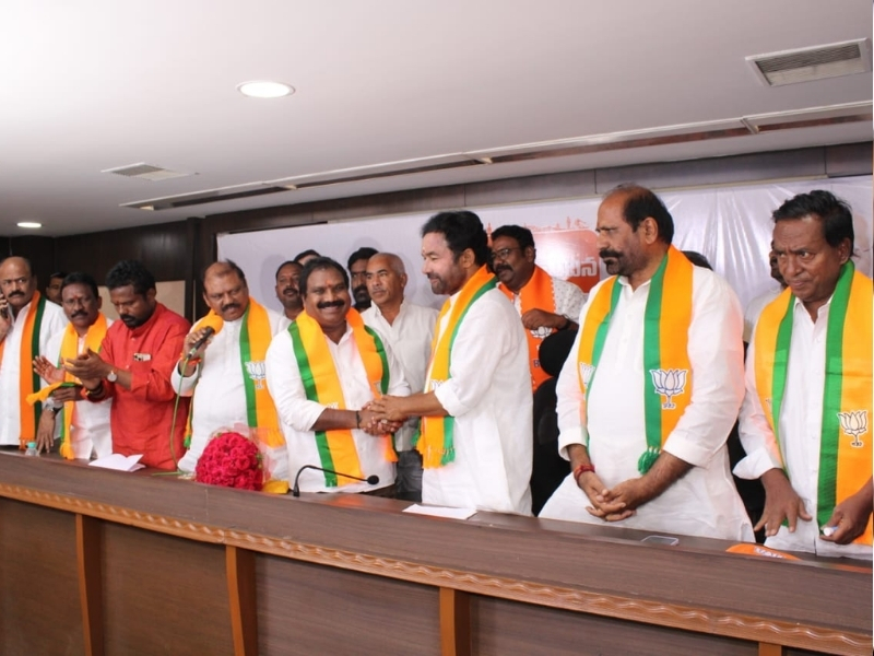 Aroori Ramesh Joined in BJP: కేంద్రమంత్రి కిషన్ రెడ్డి సమక్షంలో.. బీజేపీలో చేరిన మాజీ ఎమ్మెల్యే ఆరూరి రమేష్