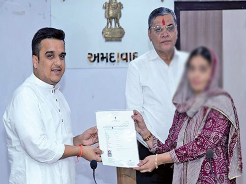 Indian citizenship for Pakistan Refugees : పాకిస్థాన్ నుంచి వచ్చిన శరణార్థులకు భారత పౌరసత్వం.. గుజరాత్‌లో పత్రాలు పంపిణీ