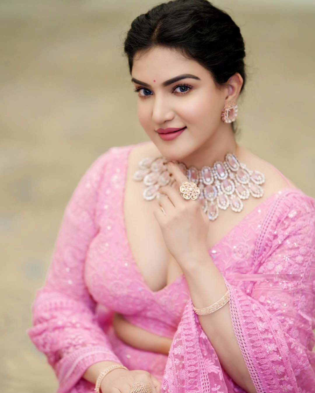 Honey Rose: లేలేత గులాబీలా హనీ రోజ్.. ఏముంది రా బాబోయ్!