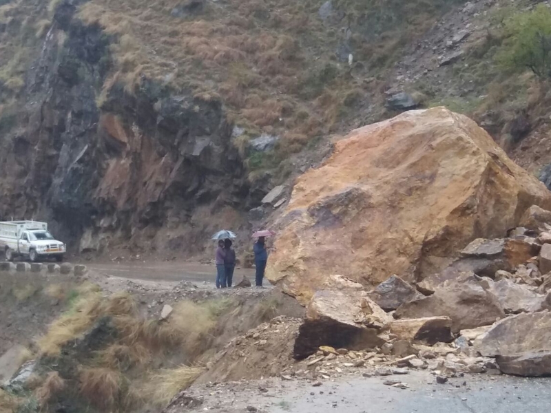 Landslides In Jammu Kashmir: కాశ్మీర్‌లో విరిగిపడిన కొండచరియలు.. జమ్మూ-శ్రీనగర్ రోడ్ బ్లాక్..