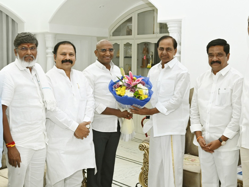 RS Praveen Kumar Meets KCR : కేసీఆర్‌తో ప్రవీణ్ కుమార్ భేటీ.. ఎంపీ ఎన్నికల్లో బీఆర్ఎస్, బీఎస్పీ పొత్తు..